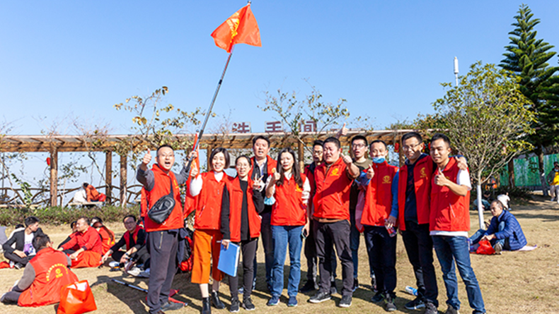 Fuyin puts the golden saddle on the horse and moves forward together